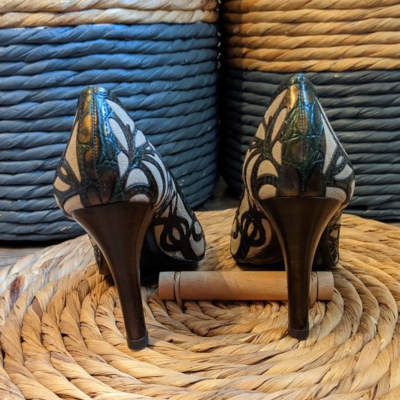 NWOT (W6.5) - CARLOS SANTANA Suede Peeptoe Pump - Picture 3 of 8